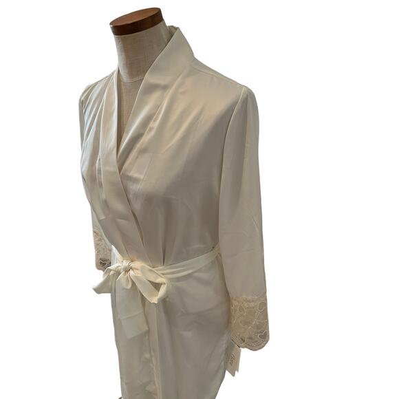 Flora Nikarooz Kit White Lace Trim Wrap Robe - Picture 4 of 9